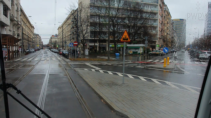 Czy ten znak ostrzegawczy, oznacza pierwszeństwo przejazdu dla tramwajów?