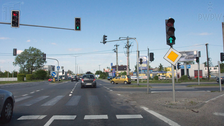 Czy w tej sytuacji wolno Ci skręcić w prawo, jeśli nie spowodujesz tym utrudnienia ruchu?