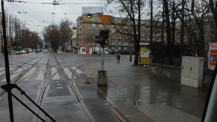 Czy w tej sytuacji, masz obowiązek ustąpić pierwszeństwa pojazdom poruszającym się drogą poprzeczną?