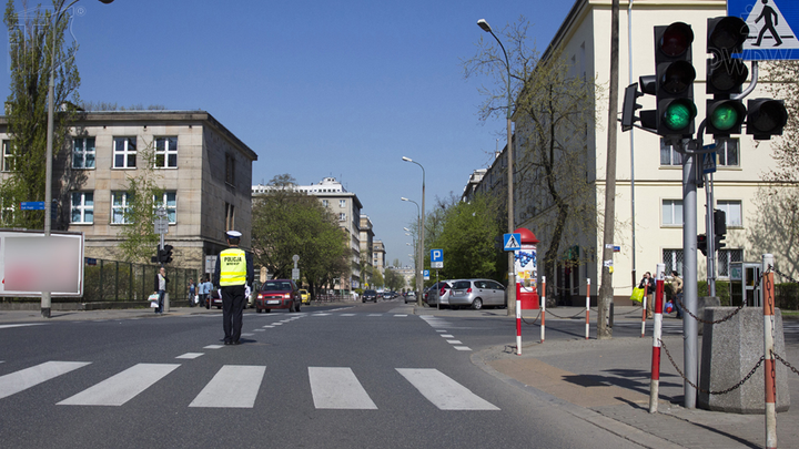 Czy w przedstawionej sytuacji masz obowiązek zatrzymać się?