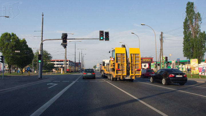 Czy w tej sytuacji masz prawo wyprzedzać samochód ciężarowy?