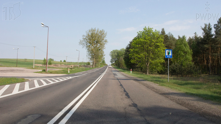 Czy w tak oznakowanym miejscu wolno Ci skręcić w lewo na widoczny przy drodze parking?