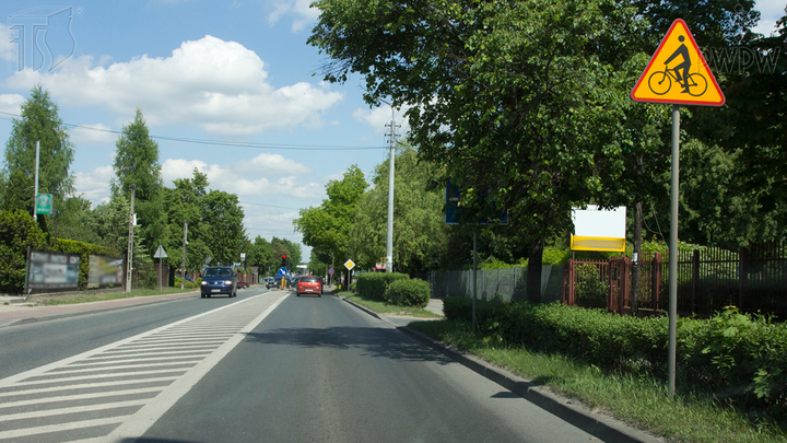 Czy w przedstawionej sytuacji jesteś ostrzegany o miejscu, w którym rowerzyści wjeżdżają na jezdnię lub przez nią przejeżdżają?