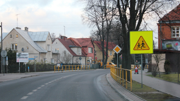 Czy w tej sytuacji jesteś ostrzegany, że zbliżasz się do przejścia dla pieszych?