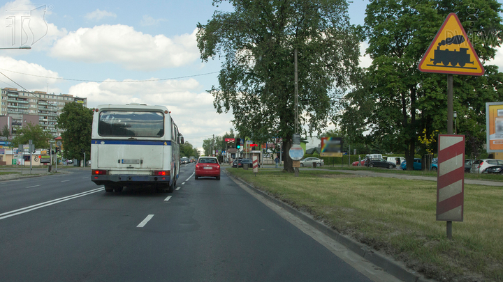 Czy w przedstawionej sytuacji jesteś ostrzegany o przejeździe kolejowym wyposażonym w półzapory?