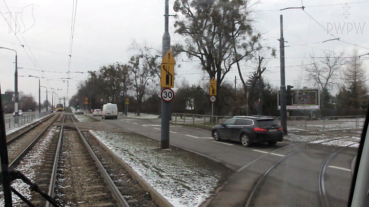 Czy widząc ten znak ostrzegawczy, motorniczy prowadzący tramwaj powinien spodziewać się pojazdów wjeżdżających na tory?