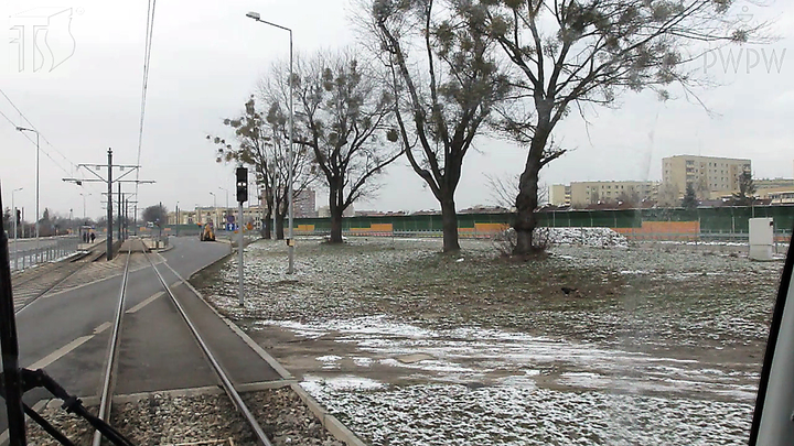 Czy widząc taki sygnał, kierujący tramwajem musi zawsze, niezależnie od okoliczności, zatrzymać pojazd?