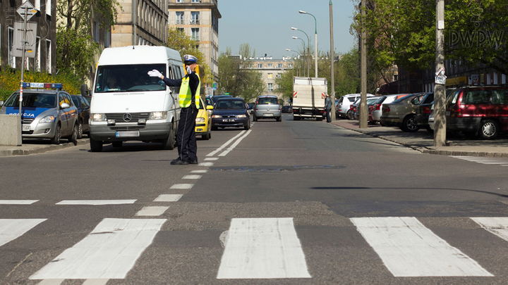 Czy sygnał, który daje policjant, zabrania wjazdu na skrzyżowanie?