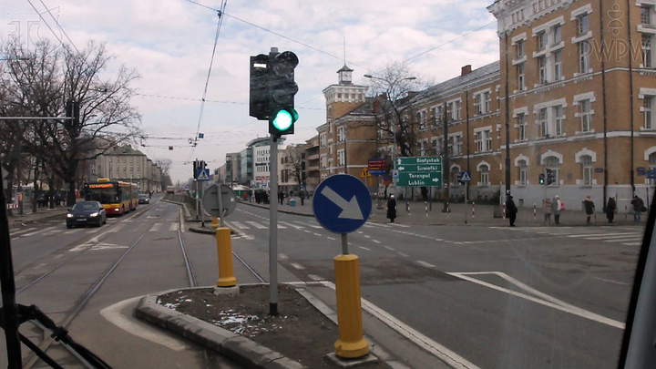 Czy przy tym układzie świateł, kierując tramwajem, masz prawo wjechać na skrzyżowanie?