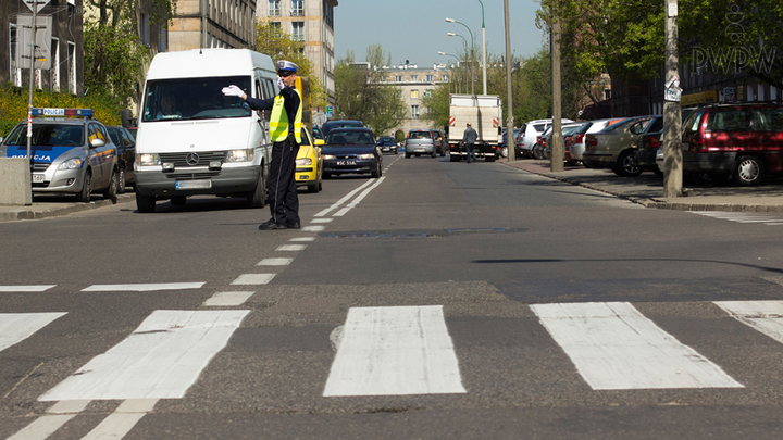 Czy sygnał, który daje policjant, zezwala na wjazd na skrzyżowanie?