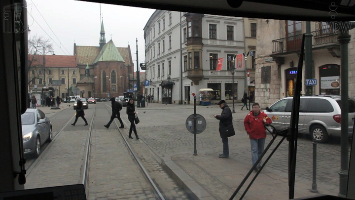 Czy ruszając po zatrzymaniu tramwaju wymuszonym przez pieszego, który przekraczał jezdnię w miejscu niedozwolonym, włączasz się do ruchu?