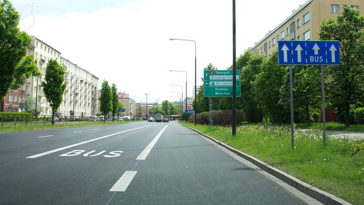 Kierujesz autobusem wykonującym nieodpłatny przewóz osób. Czy w tej sytuacji wolno Ci wjechać na pas ruchu oznaczony znakiem "BUS"?