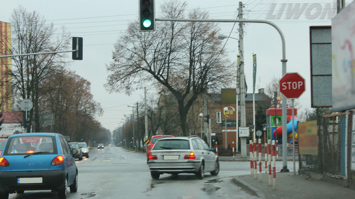 Czy w tej sytuacji zamierzając kontynuować jazdę prosto przez skrzyżowanie masz obowiązek zatrzymać się przed znakiem „STOP”?