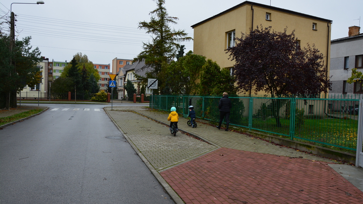 Czy w tej sytuacji powinieneś uważnie obserwować pieszych, a wobec dzieci zastosować zasadę ograniczonego zaufania?