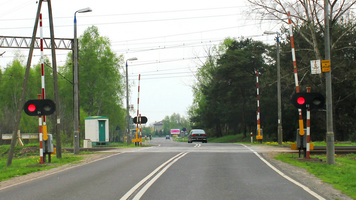 Czy w tej sytuacji masz obowiązek zatrzymania się przed sygnalizatorem?