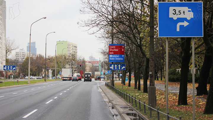 Czy ten znak wskazuje, że jadąc samochodem osobowym masz obowiązek skręcić w prawo na najbliższym skrzyżowaniu?