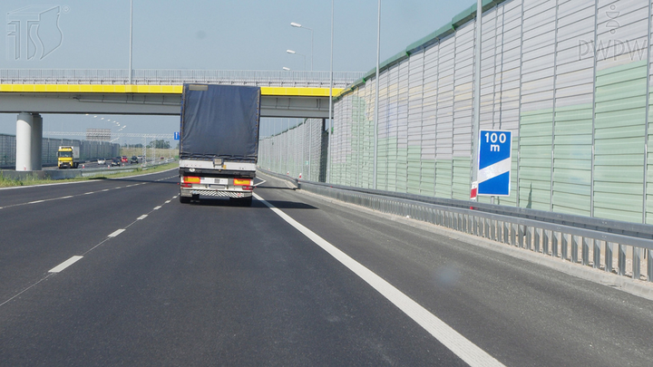 Czy ten znak informuje o zbliżaniu się do miejsca zjazdu z autostrady?