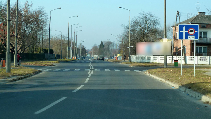 Czy jadąc samochodem osobowym o dopuszczalnej masie całkowitej 3 tony możesz skręcić w prawo za tym znakiem?