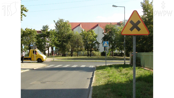 Czy skręcając w lewo na tym skrzyżowaniu masz pierwszeństwo przed pojazdem nadjeżdżającym z lewej strony?