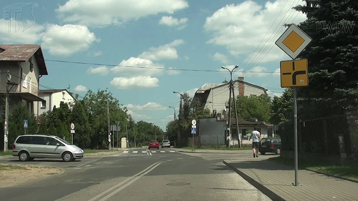 Czy jadąc na wprost na tym skrzyżowaniu masz pierwszeństwo przed pojazdem nadjeżdżającym z lewej strony?