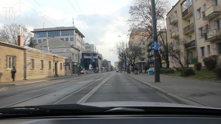 Czy postój samochodu osobowego na chodniku, w odległości 20 m od tablicy oznaczającej przystanek autobusowy, jest dopuszczalny?