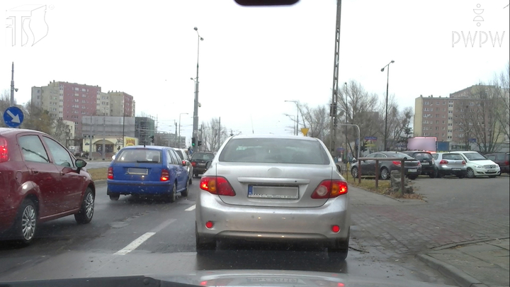 Czy stojąc przez kilka minut bez ruchu w zatorze drogowym ("korku"), pomiędzy innymi pojazdami na tym samym pasie ruchu, masz prawo wyłączyć światła?