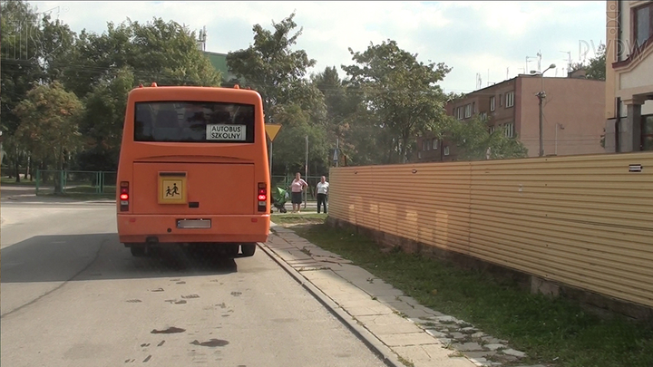 Czy zawsze masz obowiązek zachowywać szczególną ostrożność, gdy przejeżdżasz obok autobusu szkolnego?