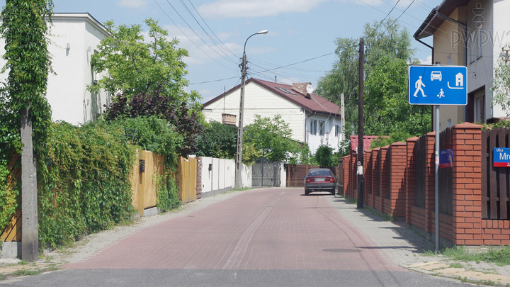 Czy na drodze za tym znakiem masz obowiązek ustąpić pierwszeństwa pieszemu idącemu środkiem jezdni?