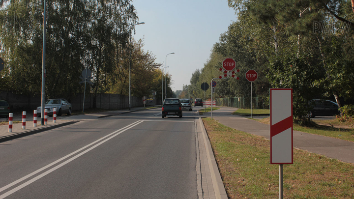 Czy postój pojazdu bezpośrednio za widocznym słupkiem wskaźnikowym jest zabroniony?