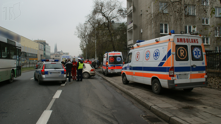 Czy jako uczestnik wypadku drogowego, w którym są ranni, po wezwaniu służb ratunkowych masz prawo oddalić się z miejsca zdarzenia?