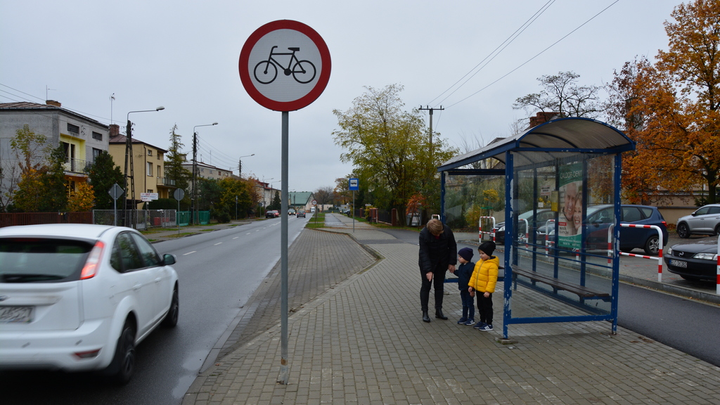 Czy zbliżając się przystanku autobusowego, jesteś zwolniony z obowiązku obserwacji zachowania dzieci, gdyż są one pod opieką osoby dorosłej?