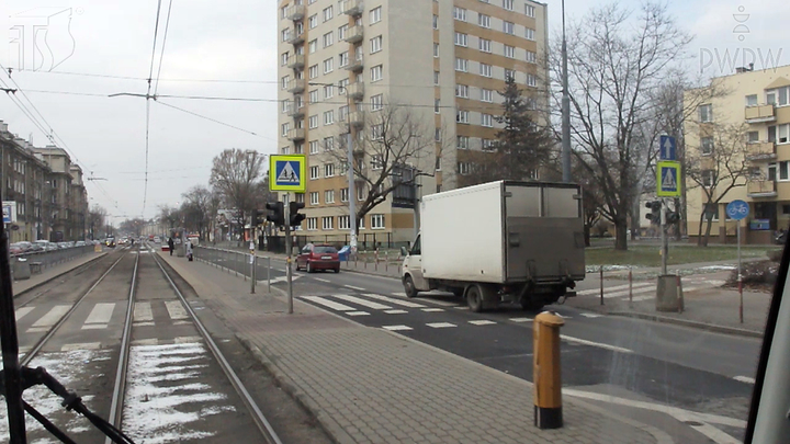 Czy w tej sytuacji będziesz miał pierwszeństwo przed rowerzystą, gdy ten znajdzie się na przejeździe?