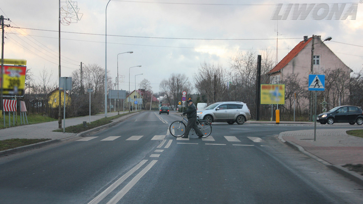 Czy w tej sytuacji powinieneś umożliwić pieszemu swobodne opuszczenie przejścia dla pieszych?