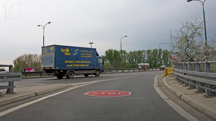 Czy widoczny na jezdni znak "stop" uprzedza o zbliżaniu się do drogi z pierwszeństwem przejazdu?