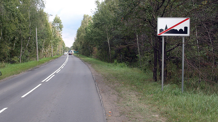 Z jaką maksymalną dopuszczalną prędkością możesz jechać samochodem osobowym na drodze za tym znakiem?