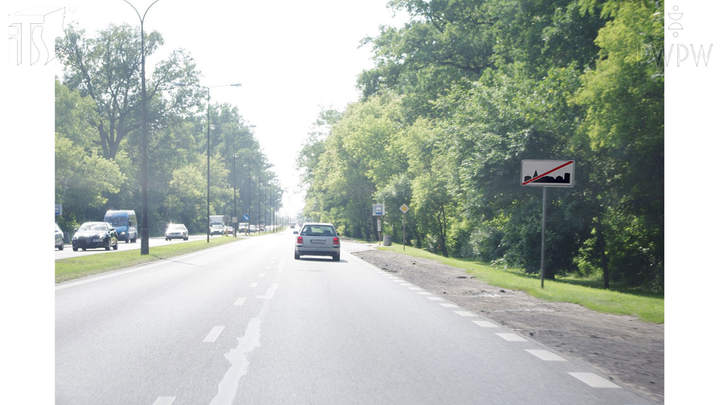 Ile wynosi maksymalna dopuszczalna prędkość samochodu osobowego na drodze za tym znakiem?