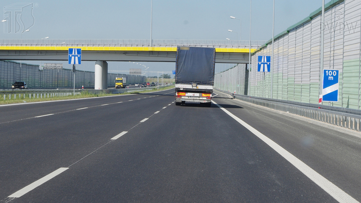 Z jaką prędkością masz obowiązek jechać na autostradzie?