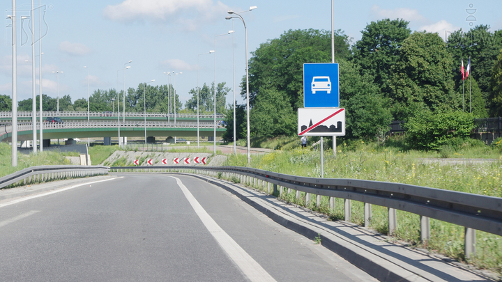 Z jaką maksymalną dopuszczalną prędkością możesz jechać kierując samochodem osobowym na drodze ekspresowej jednojezdniowej?