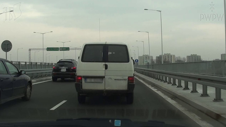 Jaki odstęp powinieneś zachować jadąc za innym pojazdem?