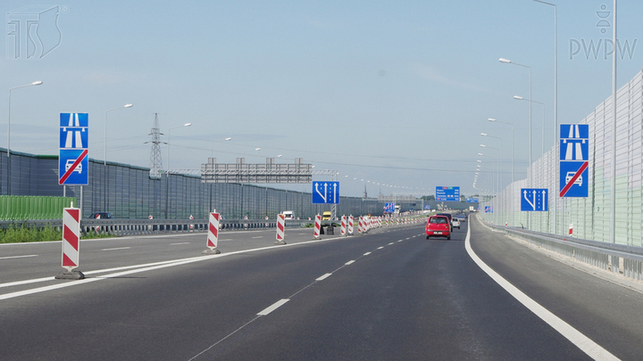 W jaki sposób należy obserwować otoczenie podczas jazdy po autostradzie?