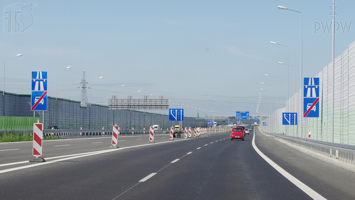 Co powinien zrobić kierujący na autostradzie, gdy podczas jazdy zrobi mu się duszno, wystąpią dreszcze, zdrętwieją ręce i poczuje ból w okolicy żołądka oraz szum w uszach?