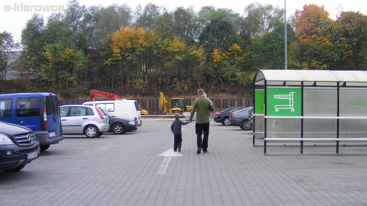 Czy w tej sytuacji, znajdując się w strefie ruchu, masz obowiązek ustąpić pierwszeństwa pieszym?