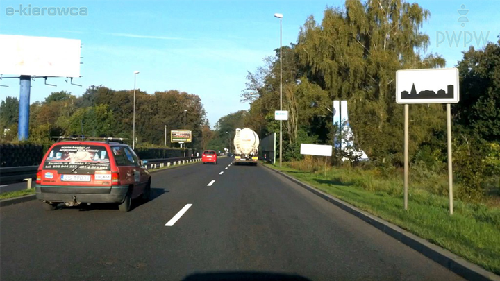 Z jaką maksymalną dopuszczalną prędkością wolno Ci jechać po drodze za tym znakiem, jeśli holujesz inny samochód osobowy?