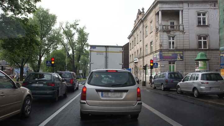 Czy w tej sytuacji nadawane sygnały świetlne zabraniają wjazdu za sygnalizator?