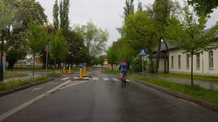 Czy w tej sytuacji możesz podjąć próbę wyprzedzania rowerzysty?