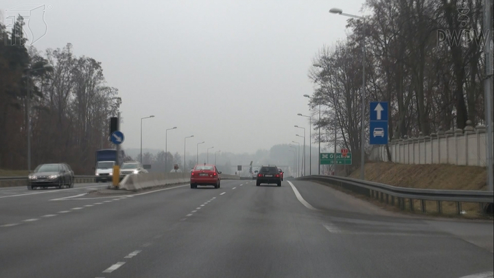 Z jaką prędkością masz prawo kierować motocyklem po drodze ekspresowej dwujezdniowej?