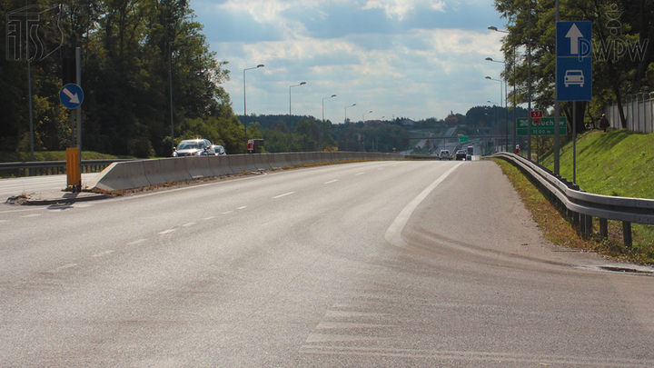 Z jaką maksymalną dopuszczalną prędkością masz prawo kierować motocyklem po drodze za tymi znakami?