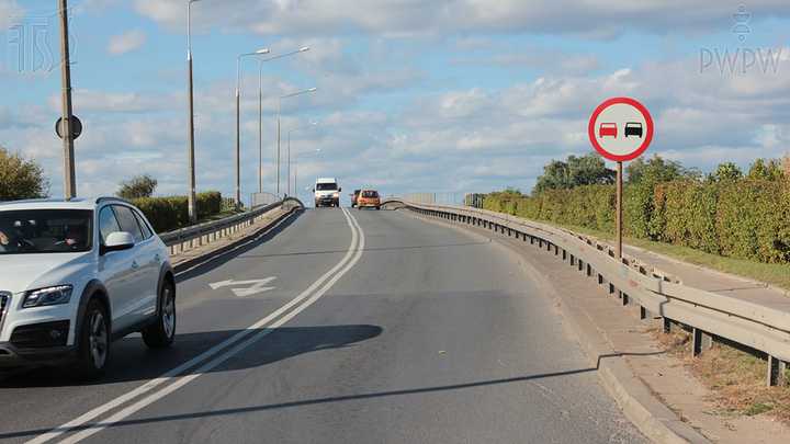 Którego z wymienionych pojazdów nie możesz wyprzedzić kierując motocyklem na drodze za tym znakiem?