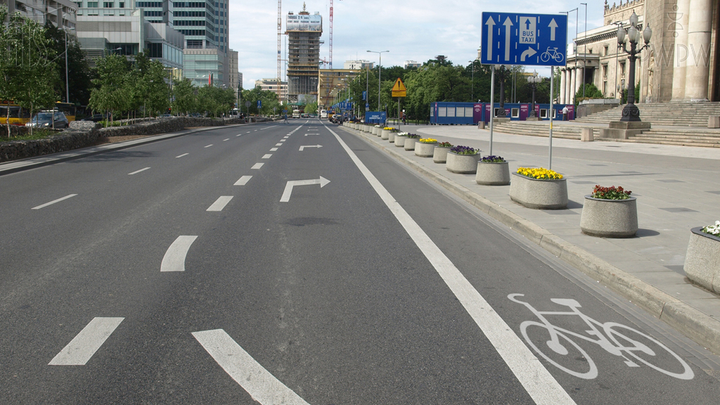 Czy kierując motocyklem jednośladowym, możesz korzystać z pasa ruchu dla rowerów?