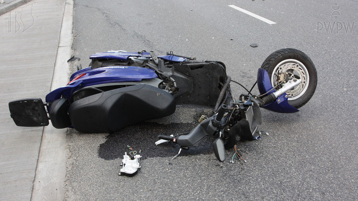 Który z wymienionych strojów zapewnia najskuteczniejszą ochronę kierującego w przypadku upadku z motoroweru?